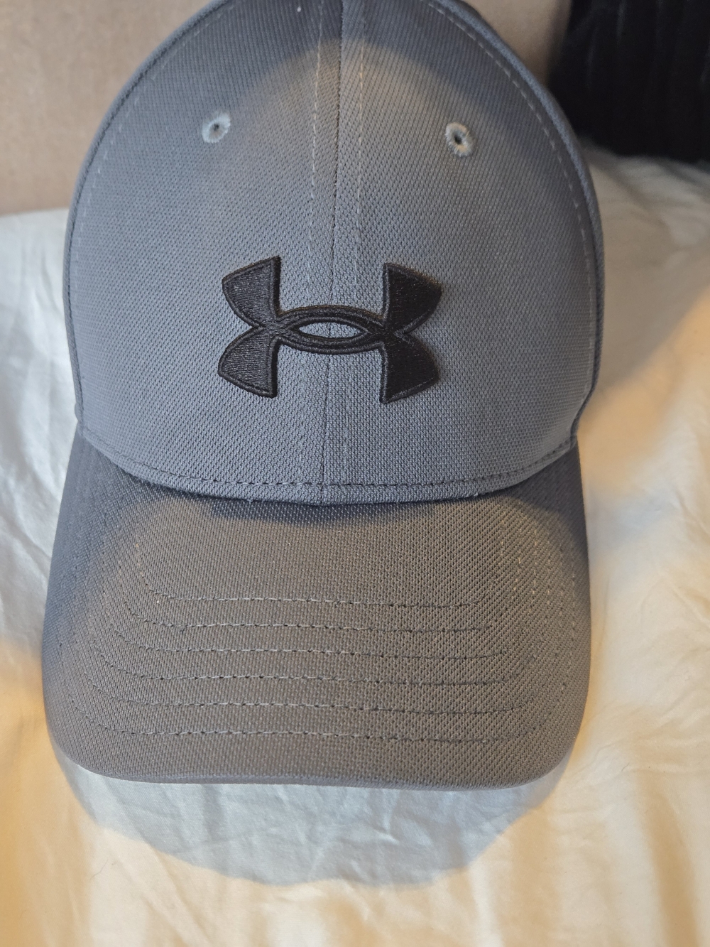 Under Armour UA Blitzing Low Boys YMD/YLG Gray Black Stretch Fit Hat 1376708